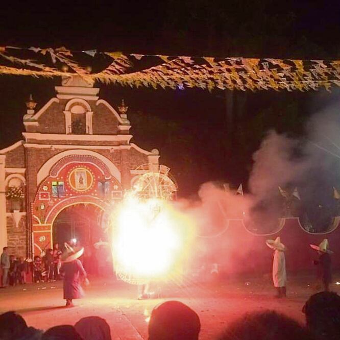 Festividades religiosas. En Metepec y en la capital mexiquense la noche del martes hubo quema de pirotecnia por San Isidro Labrador. XIMENA GARCÍA. EL UNIVERSAL