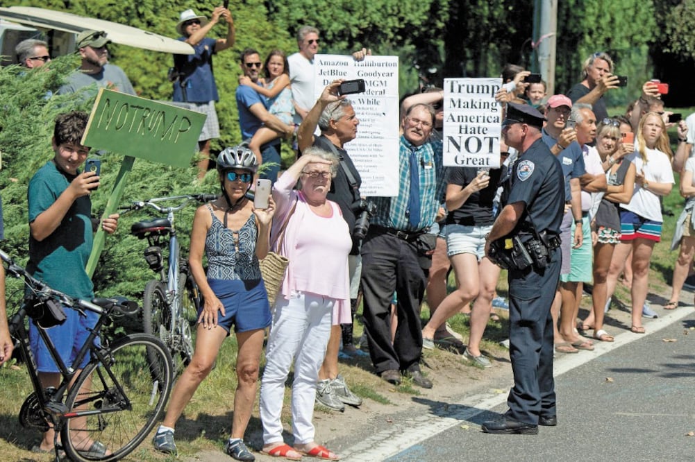 Varios ciudadanos se manifestaron contra el presidente Donald Trump cuando llegó a Nueva York por la forma en la que emplea sus discursos. Foto/SAÚL LOEB. AFP
