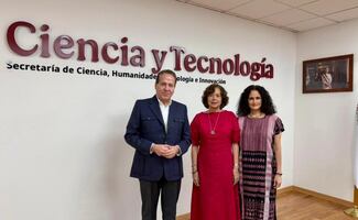 Eruviel Ávila alista ley en materia de inteligencia artificial; reconoce a Rosaura Ruiz, titular de la Secretaría de Ciencia
