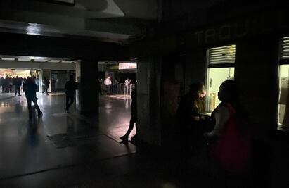 VIDEO: Usuarios alumbran con sus celulares ante apagón en la Línea 3 del Metro CDMX 