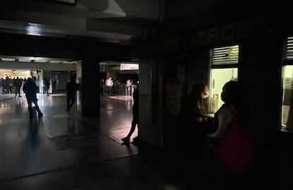 VIDEO: Usuarios alumbran con sus celulares ante apagón en la Línea 3 del Metro CDMX