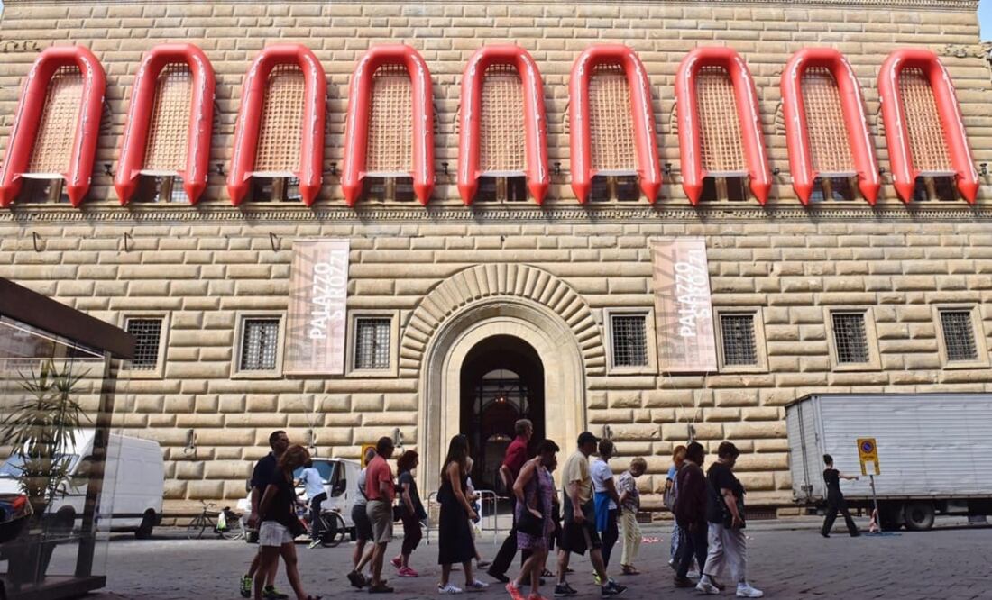 Lanchas salvavidas son expuestas en las ventanas de la fachada del Palazzo Strozzi para la exposición "Ai Weiwei Libero". Foto: EFE