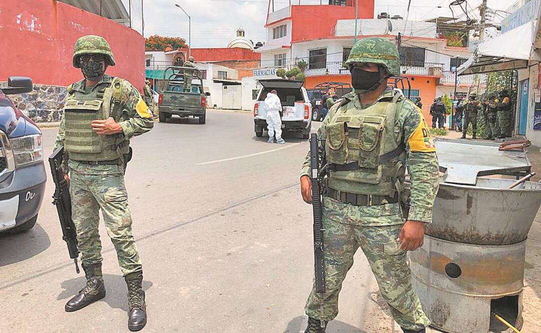 Elementos del Ejército y la Guardia Nacional vigilan desde el martes la colonia Antonio Barona, que se ha convertido en centro de la violencia en Cuernavaca. Foto: JUSTINO MIRANDA. EL UNIVERSAL