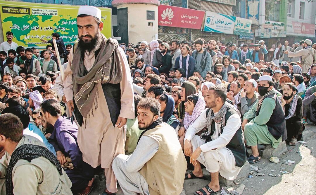La gente se reúne para retirar dinero en un banco de Kabul. El país experimenta una grave crisis tras la asunción del talibán. Foto: EFE