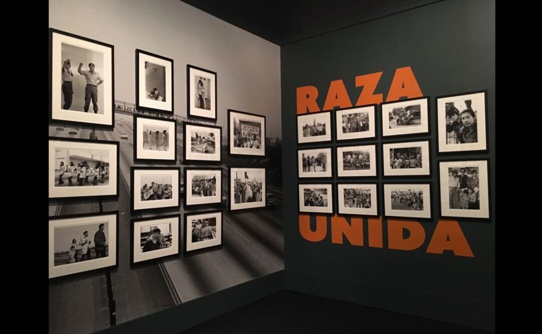 Un collage de imágenes que muestra a la comunidad chicana manifestándose en las calles por sus derechos civiles en los años 70 resuena en medio de la sala enmarcado por dos palabras gigantes: Chicano Power.