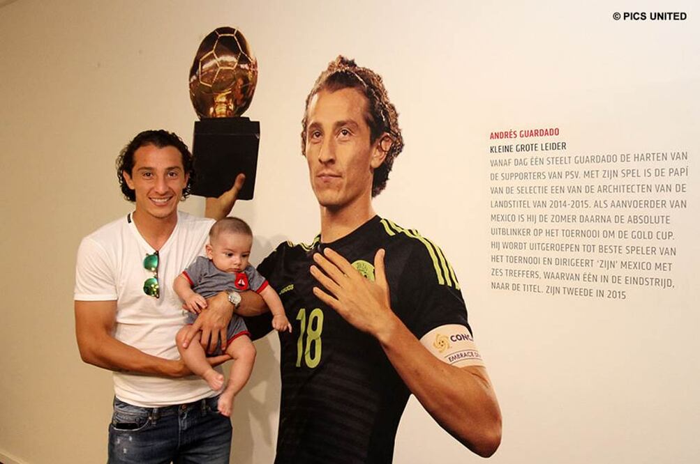 La foto de Andrés fue colocada en uno de los murales del Philips Stadion (CORTESÍA PSV EINDHOVEN)