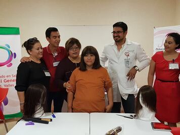 Mujer con cáncer recibe 1er peluca hecha de pelo natural en SLP