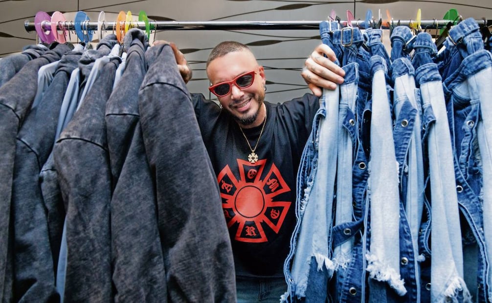 J Balvin recibió a EL UNIVERSAL en su camerino del Palacio de los Deportes, donde mostró parte del vestuario de su concierto. Foto: Fernanda Rojas / EL UNIVERSAL