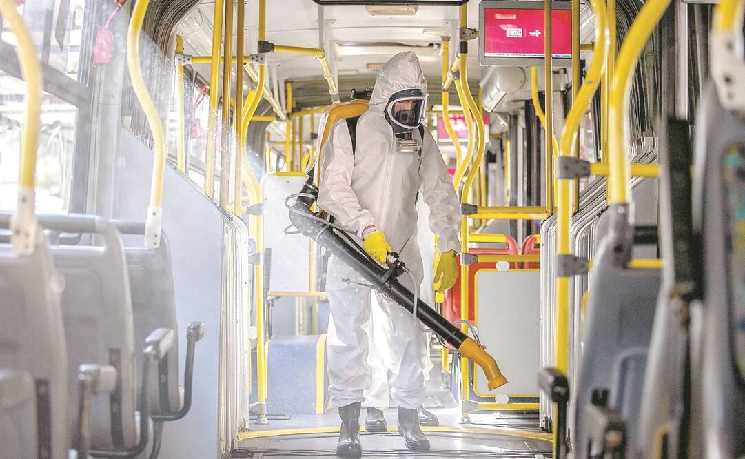 Personal militar desinfecta un autobús en el estado de Paraná, Brasil, el pasado lunes. Foto: DANIEL CASTELLANO. AFP