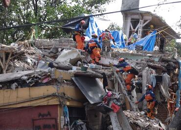 Rescatistas japoneses llegan al multifamiliar de Tlalpan