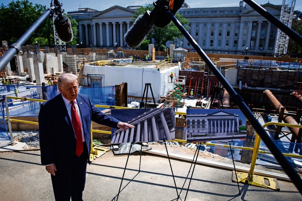 El presidente de Estados Unidos, Donald Trump, ayer al hablar sobre la nueva Ala Este, ubicada junto a la obra de construcción de la Casa Blanca. Foto: Samuel Corum/ EFE