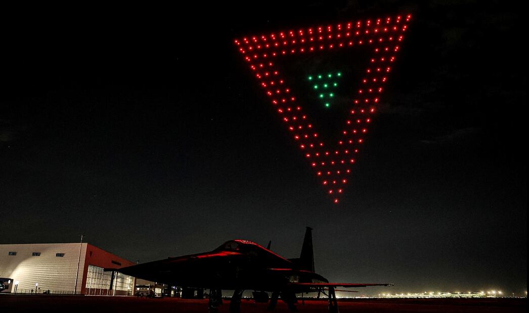 Espectáculo de drones de la empresa Space Drone Show en la Base Aérea Militar 1 Santa Lucia en conmemoración de los 80 años del regreso del Escuadrón 201, tras participar en la Segunda Guerra Mundial, el martes 18 de noviembre de 2025. Foto: Gabriel Pano/EL UNIVERSAL