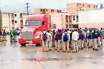 Trabajadores de refresquera inician paro