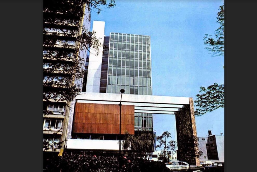 El edificio del Comité Organizador de los Juegos Olímpicos de la XIX Olimpiada, también conocido como Centro Olímpico Mexicano, ubicado en Reforma 445 entre Río Mississippi y Río de la Plata. Fue diseñado en 1967 por Luis MacGregor, Francisco J. Serrano y Fernando Pineda. Imagen: DDF