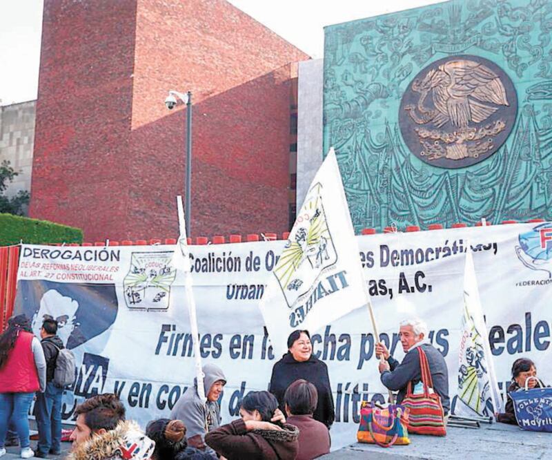 Integrantes de organizaciones campesinas montaron un campamento a las afueras de San Lázaro, cuyos accesos podrían bloquear el próximo jueves. DIEGO SIMÓN SÁNCHEZ. EL UNIVERSAL
