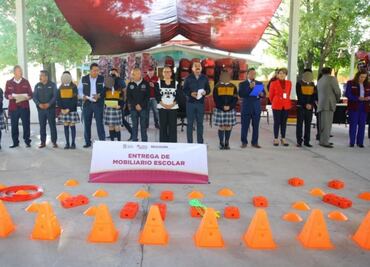 Alcaldesa de Ecatepec entrega más de 10 mil piezas de mobiliario escolar y didáctico