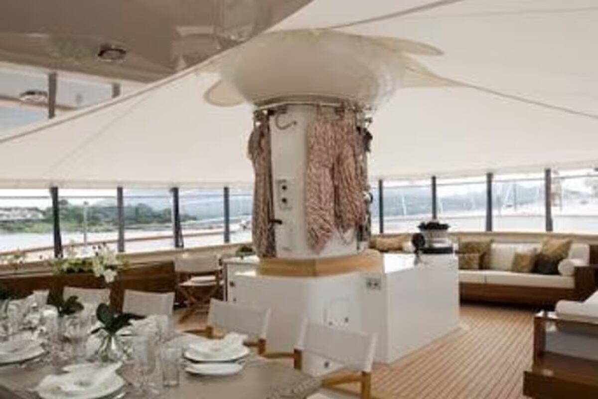 La decoración del yate de lujo tenía un estilo minimalista, con detalles en madera clara. FOTO: ESPECIAL