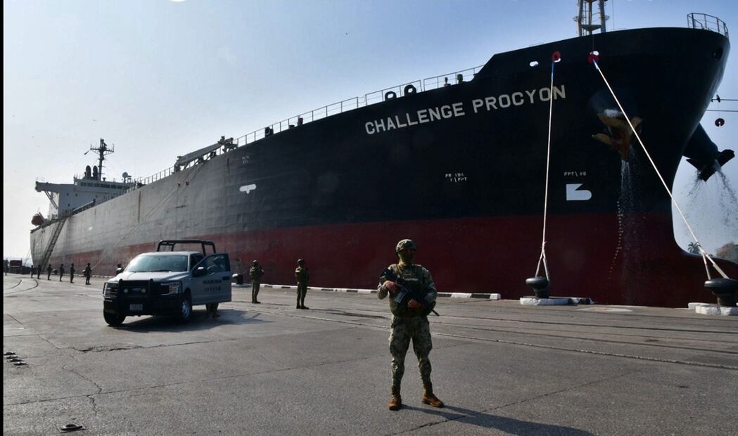 Autoridades federales aseguraron en el puerto de Tampico, Tamaulipas, 10 millones de litros de diesel, armas, vehículos y un buque en un operativo, el 31 de marzo de 2025. Foto: especial