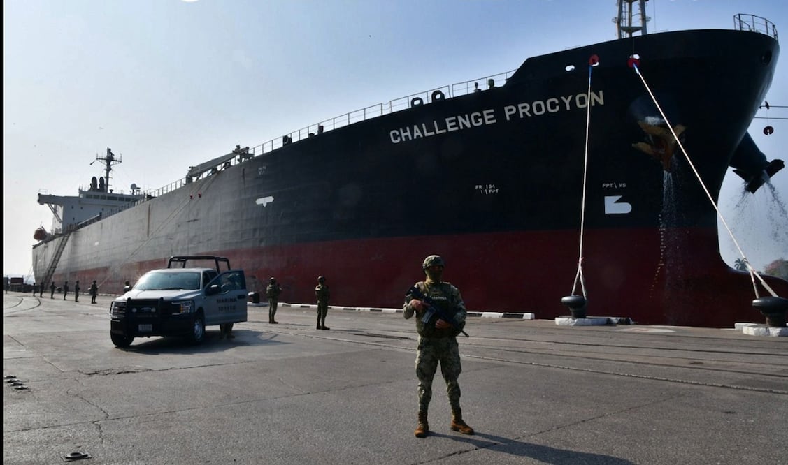 Autoridades federales aseguraron en el puerto de Tampico, Tamaulipas, 10 millones de litros de diesel, armas, vehículos y un buque en un operativo, el 31 de marzo de 2025. Foto: especial