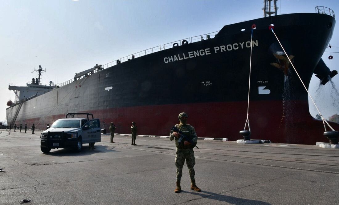 Autoridades federales aseguraron en el puerto de Tampico, Tamaulipas, 10 millones de litros de diesel, armas, vehículos y un buque en un operativo, el 31 de marzo de 2025. Foto: especial