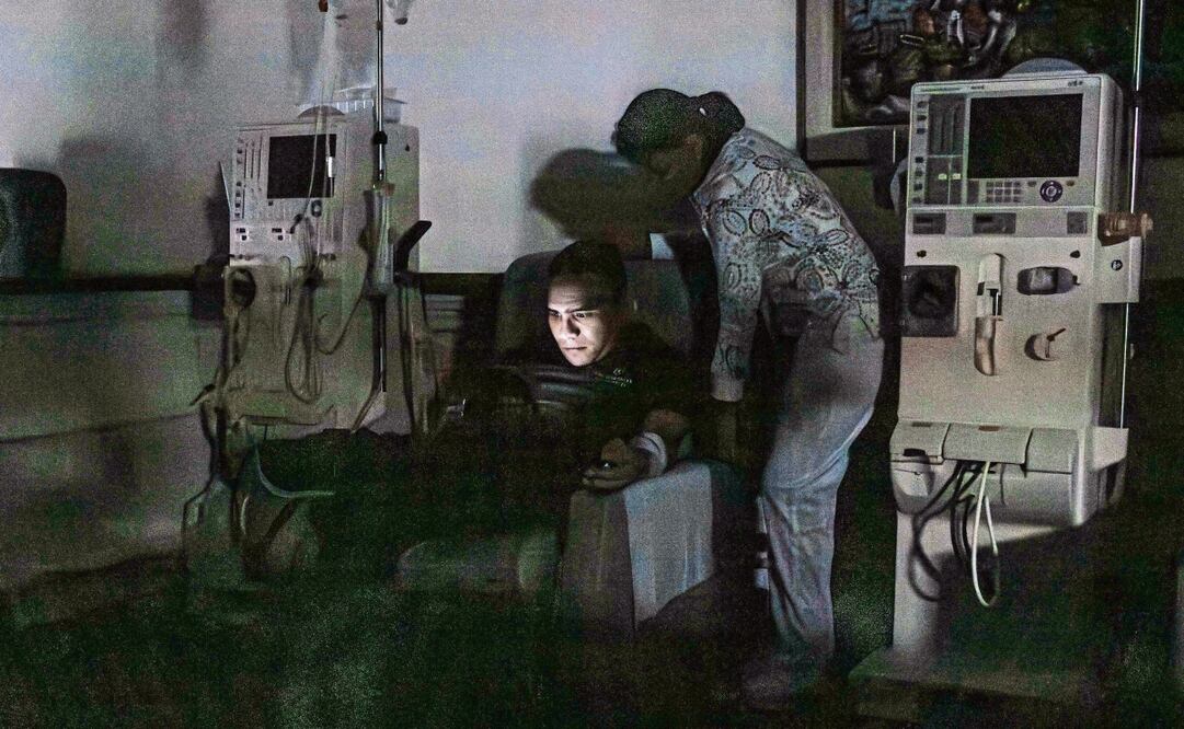 Un paciente espera durante un apagón al interior del Centro de Diálisis de Occidente, en Maracaibo. Foto: Henry Chirinos EFE