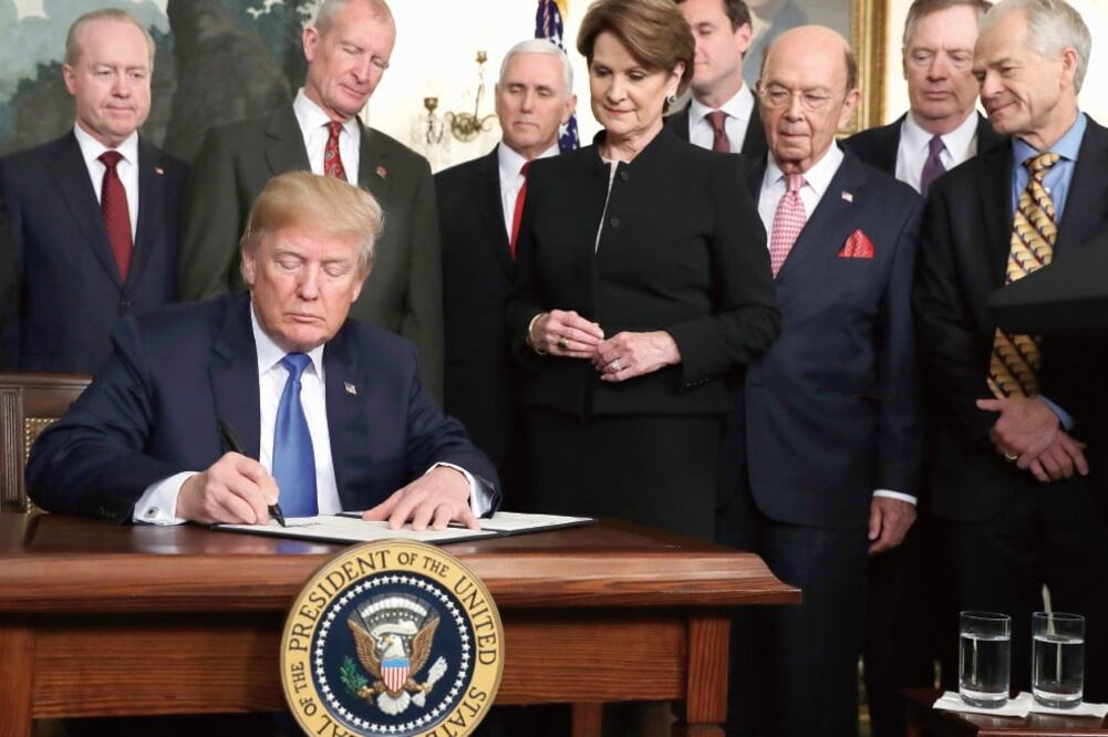 El presidente Donald Trump, durante la firma del memorándum para imponer más tarifas a los productos chinos el pasado 22 de marzo en Washington. Foto: ARCHIVO EL UNIVERSAL