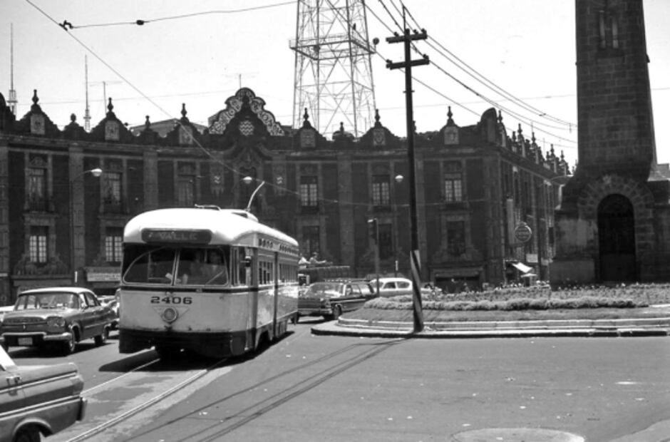 El tranvía avanza por el cruce de Bucareli y Emilio Dondé, en los límites del primer cuadro, a finales de los años sesenta. Entonces la circulación era de doble sentido; en el fondo se aprecia el Edificio Gaona, conjunto de estilo neocolonial planeado por el arquitecto Ángel Torres Torija en 1922, y del lado derecho está el Reloj Chino. Foto: Archivo EL UNIVERSAL.