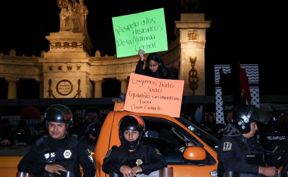 Repliegan a comerciantes que bloqueaban Avenida Juárez en el Centro de CDMX; exigen colocar su romería en la Alameda Central.
Foto: Hugo Salvador/El Universal