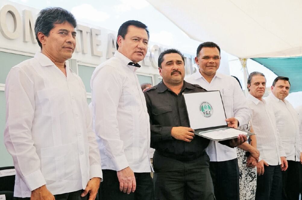 Miguel Ángel Osorio (segundo de izq. a der.), acompañado del gobernador Rola n do Zapata (cuarto), durante la puesta en marcha de la estrategia Escudo Yucatán (ESPECIAL)