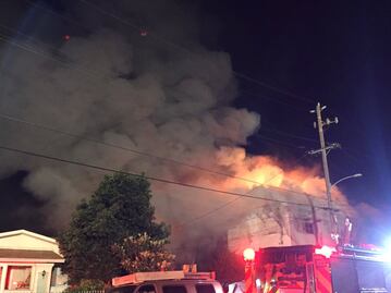 Mueren 9 por incendio de bodega de Oakland
