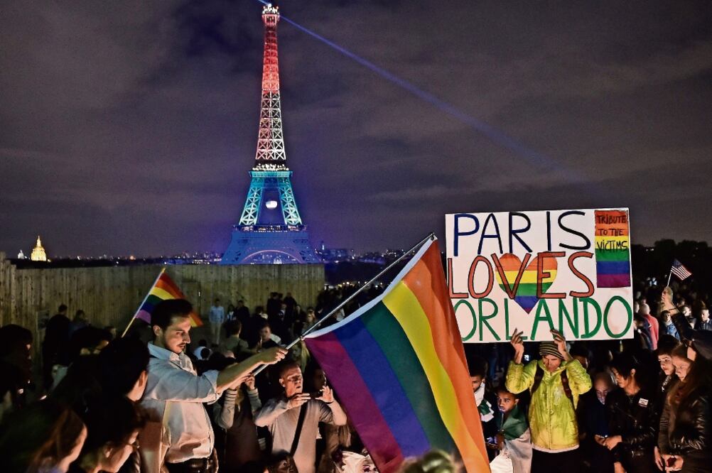 La Torre Eiffel en París, Francia, al igual que otros monumentos alrededor del mundo, fue iluminada con los colores de la comunidad LGBT, en homenaje a las víctimas (MARTIN MEISSNER. AP)