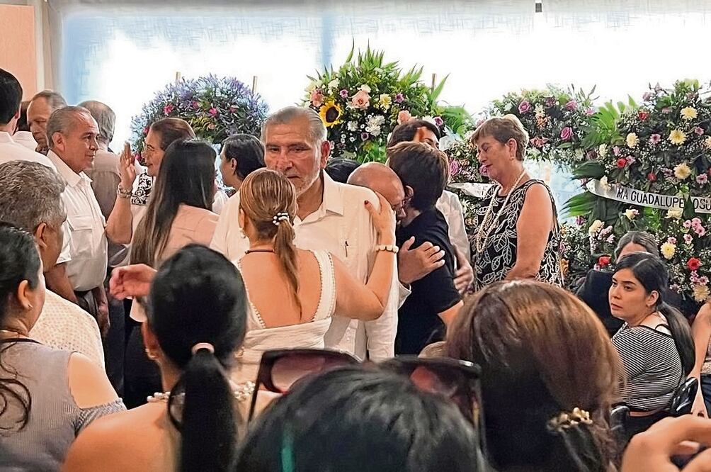 Adán Augusto López Hernández recibió las condolencias de familiares y amigos por el deceso de su hermana. Foto: Luma López | El Universal