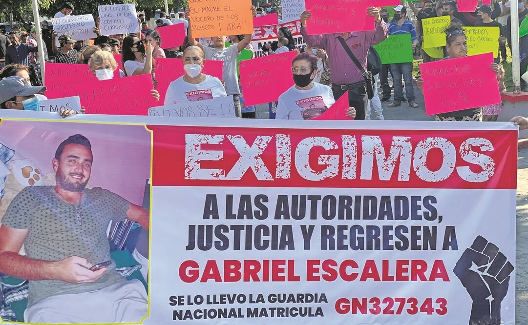 Pobladores de Los Reyes, Michoacán, se manifestaron contra la GN por la desaparición de dos jóvenes y exigieron que la corporación salga de la región. Foto: Carlos Arrieta. El Universal