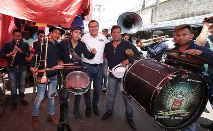 Zepeda recorre Los Reyes La Paz al ritmo de banda