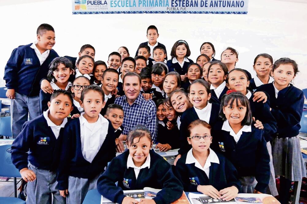 Apoyo a docentes. El gobernador Rafael Moreno Valle expuso que Puebla es la entidad que ha realizado más inversión en capacitación de maestros (ARCHIVO. EL UNIVERSAL)