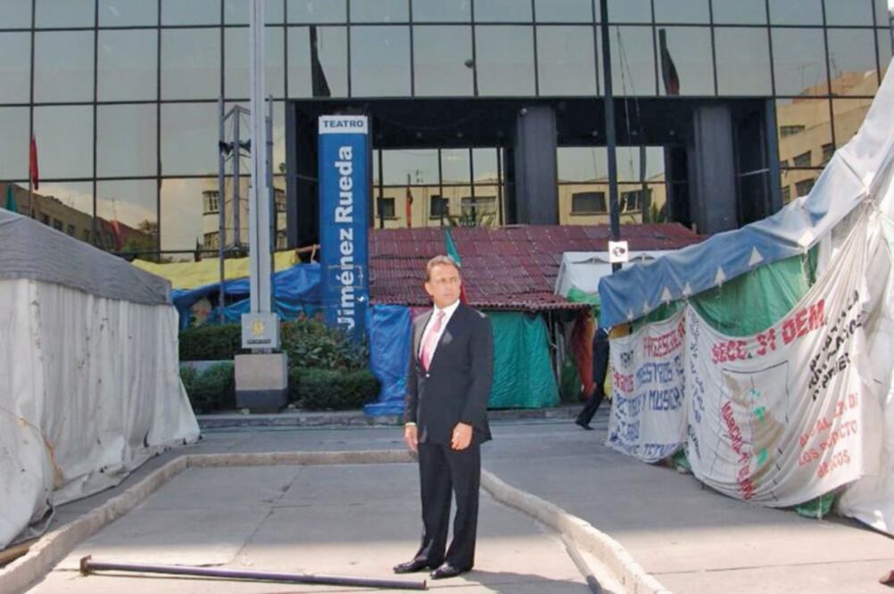 Maestros del SNTE acusan a Miguel Ángel Yunes, gobernador electo de Veracruz. En la imagen, cuando fue director del ISSSTE en un plantón de la CNTE (ARCHIVO EL UNIVERSAL)