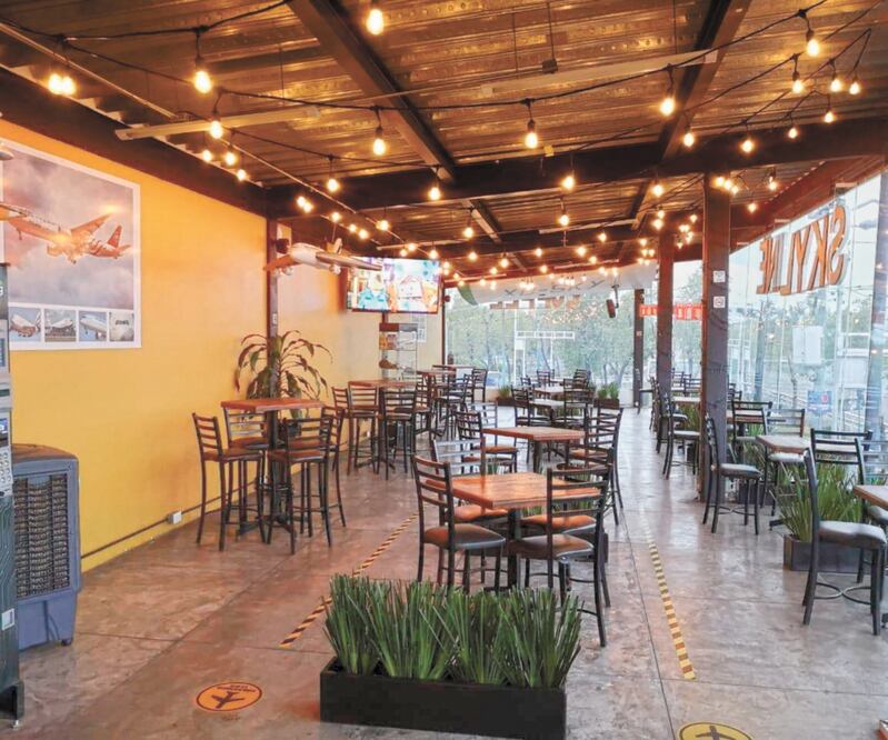 Mesas vacías en los restaurantes y cafeterías fueron la constante durante el primer día que el Gobierno capitalino les permite dar servicio en sus instalaciones, luego de meses de servicio a domicilio. TANYA GUERRERO. EL UNIVERSAL