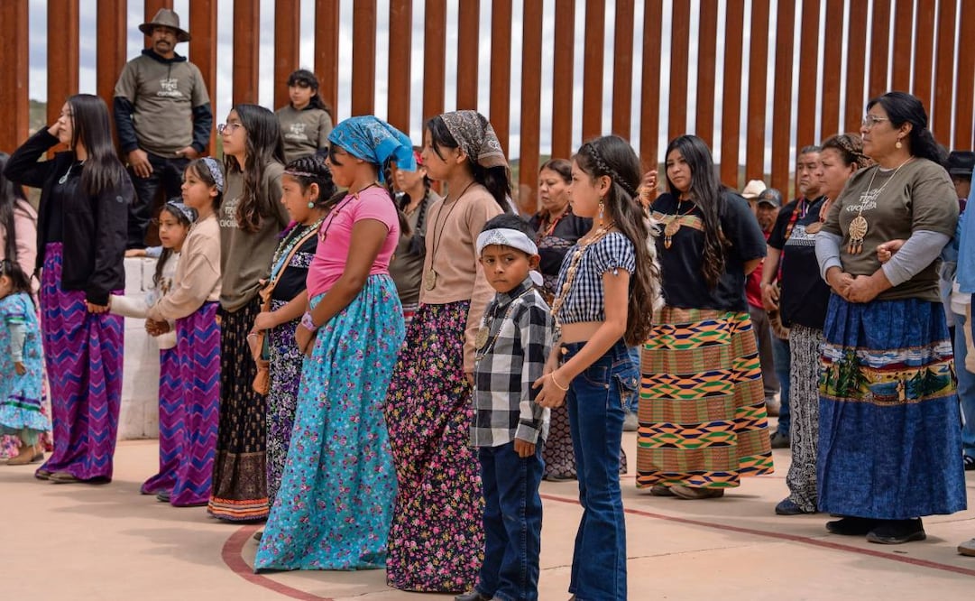 Familias de las comunidades de Peña Blanca y Juntas de Neji, en Tecate, así como La Huerta, en Ensenada, llegaron en las primeras horas del domingo hasta la pequeña cancha de futbol. Foto: Aimee Melo / EL UNIVERSAL