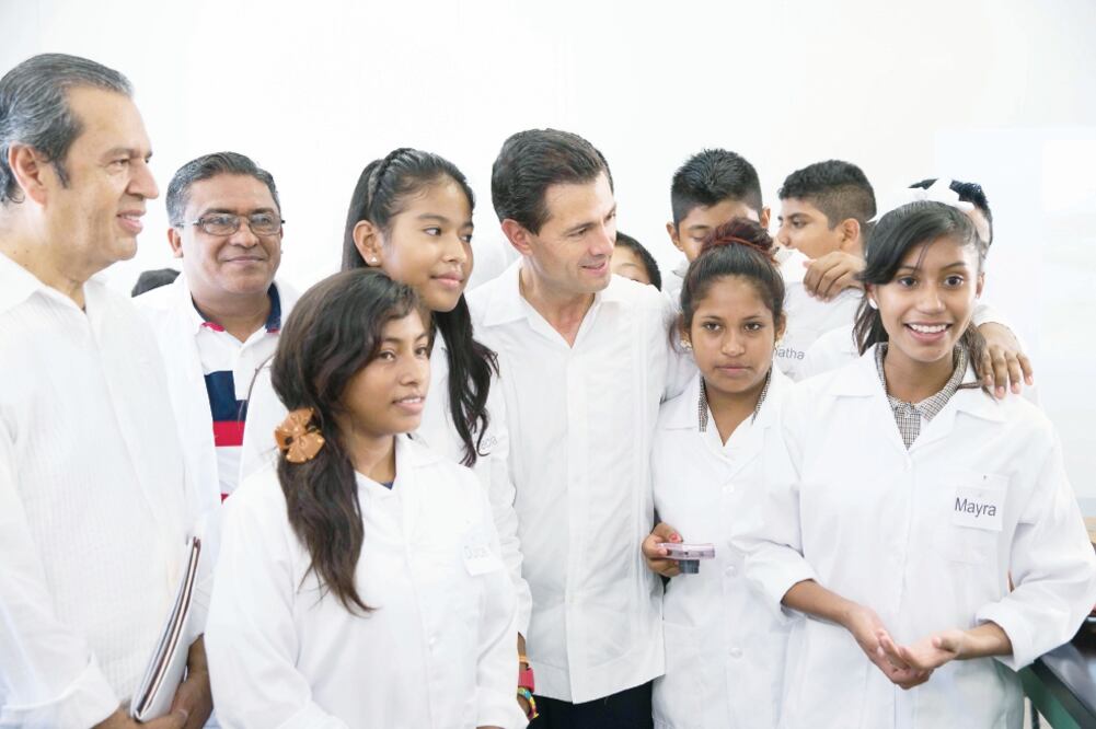 El presidente Enrique Peña Nieto inauguró ayer el ciclo escolar 2015-2016 en la Escuela Secundaria Técnica Pesquera 15 José Vasconcelos Calderón, en Coyuca de Benítez, Guerrero, acompañado por el gobernador interino Rogelio Ortega (ESPECIAL)