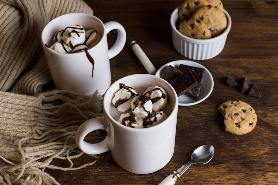 Una taza de chocolate caliente es el complemento perfecto para las tardes frías en casa. Foto: Freepik