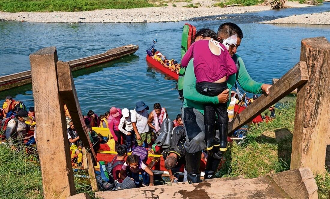 Migrantes irregulares hacen escala en un sector panameño del Tapón del Darién.