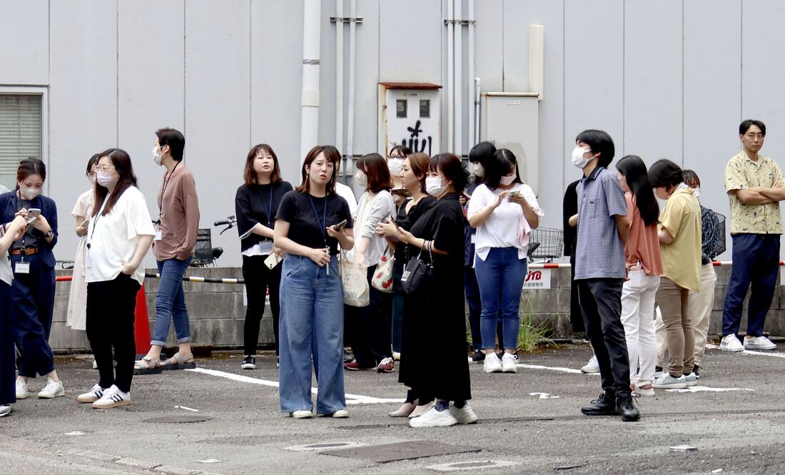Gente refugiada fuera de un edificio tras un sismo en Miyazaki, en el oeste de Japón, el jueves 8 de agosto de 2024.(Kyodo News via AP)