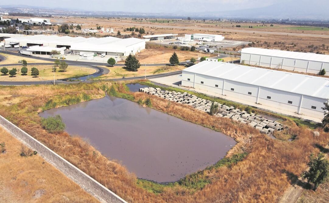 El parque industrial Ciudad Textil, en Puebla, tiene en sus terrenos una laguna del tamaño de una nave empresarial con agua color metálico; es uno de los tanques de oxidación donde las instalaciones de esta área manufacturera descargan sus vertidos