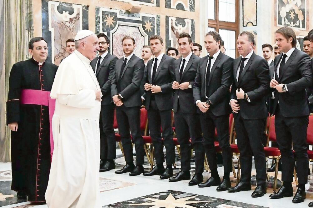 El Papa recibió en el Vaticano a los alemanes para el duelo frente a la Azzurra. (FOTO: EFE)