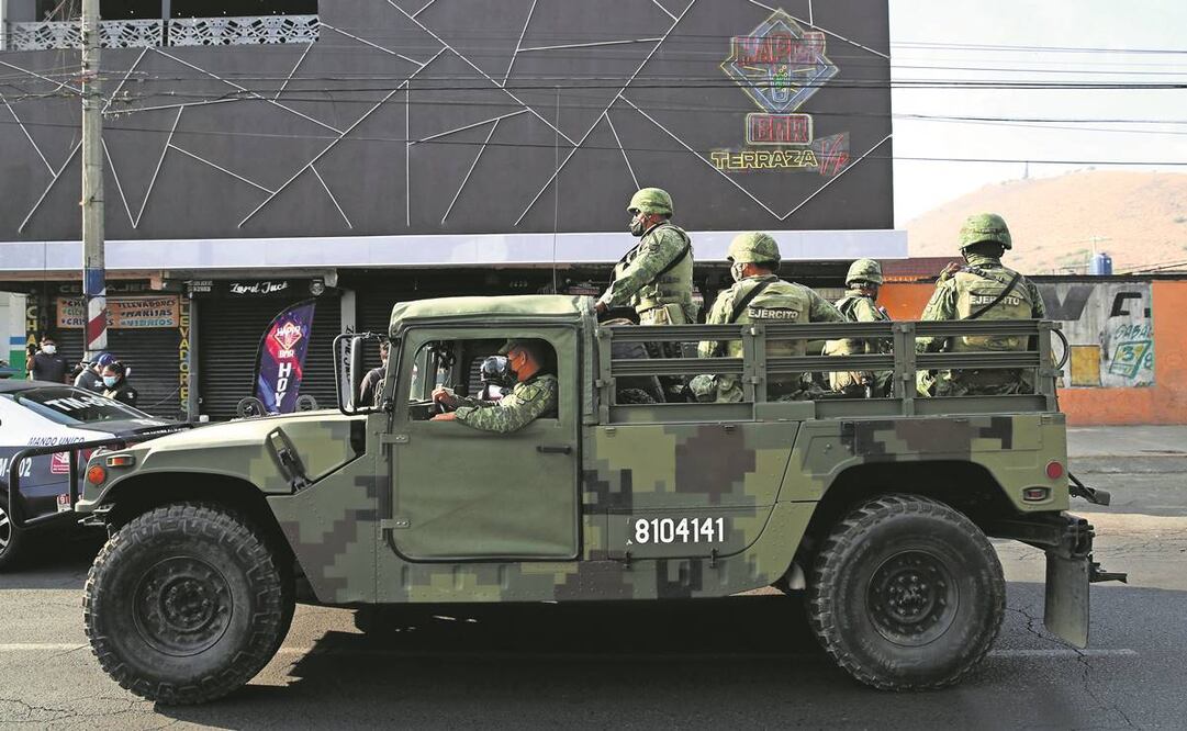 Elementos de la Guardia Nacional llegaron al bar con razón social Happy Terraza para vigilar, mientras la fiscalía mexiquense recababa indicios en la escena del crimen. Foto: Valente Rosas/ E L UNIVERSAL.