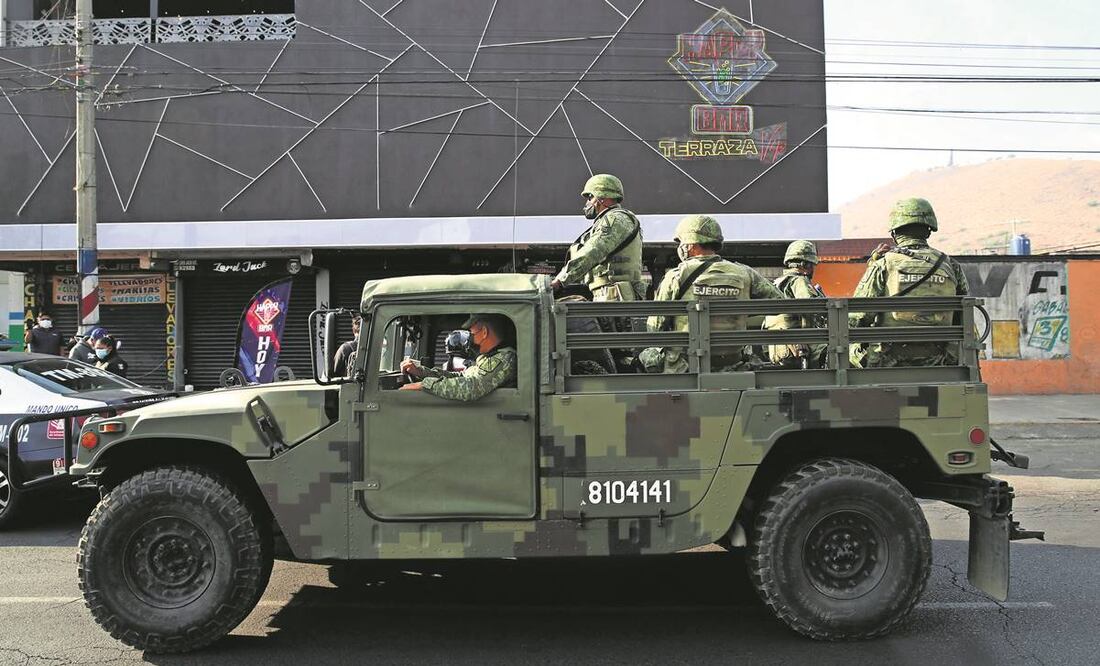 Elementos de la Guardia Nacional llegaron al bar con razón social Happy Terraza para vigilar, mientras la fiscalía mexiquense recababa indicios en la escena del crimen. Foto: Valente Rosas/ E L UNIVERSAL.