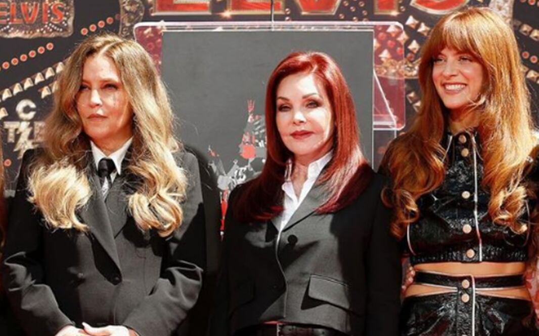 Se puede ver a Lisa Marie Presley, su madre Priscilla Presley y la nieta de Elvis Presley, Riley Keough juntas, sonriendo y disfrutando de la premier de la película "Elvis". Foto: Instagram oficial.