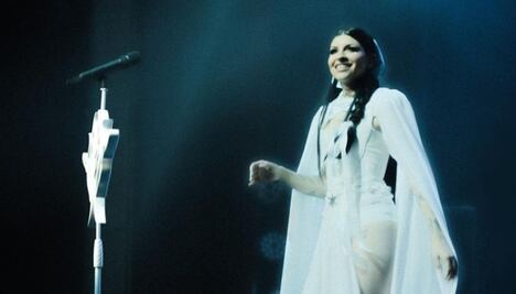 Cazzu ofrece concierto sentada por temor a desmayarse, ¿está embarazada?