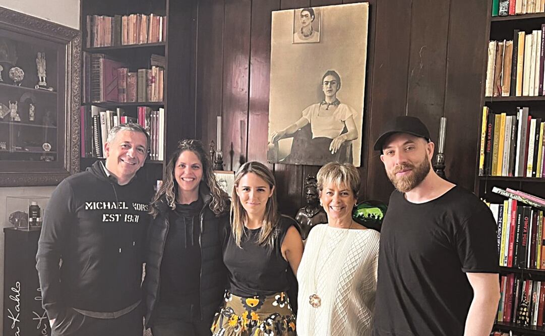 Alfonso Durán (izquierda) representante de la familia Kahlo; Valentina Berger, la productora del musical; Mara de Anda y Mara Romeo, familiares de la pintora; y Tomas Rottemberg, productor argentino de teatro.