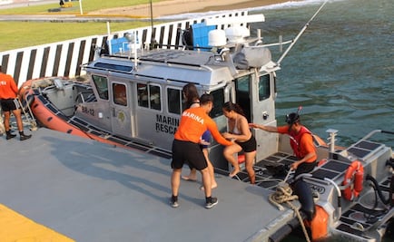 Marina rescata a dos personas que cayeron desde acantilado en Acapulco